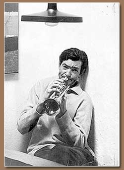 Julio Cortazar - una foto in cui spicca la passione del poeta per il jazz (e per Chet Baker)